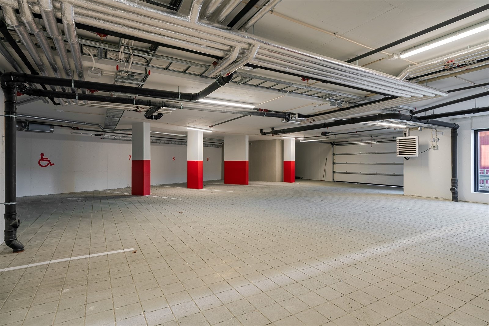 Fast p-plass i felles parkeringskjeller. Galleribilde