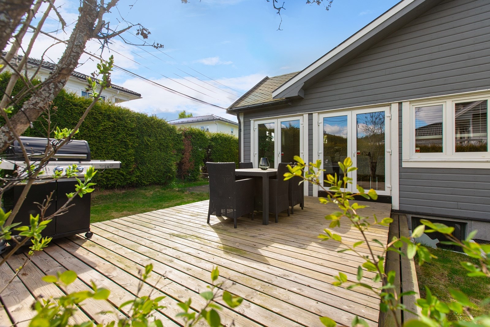 Terrasseplattingen er på ca. 21 kvm, og er perfekt for måltider og avslapning i solen. Galleribilde