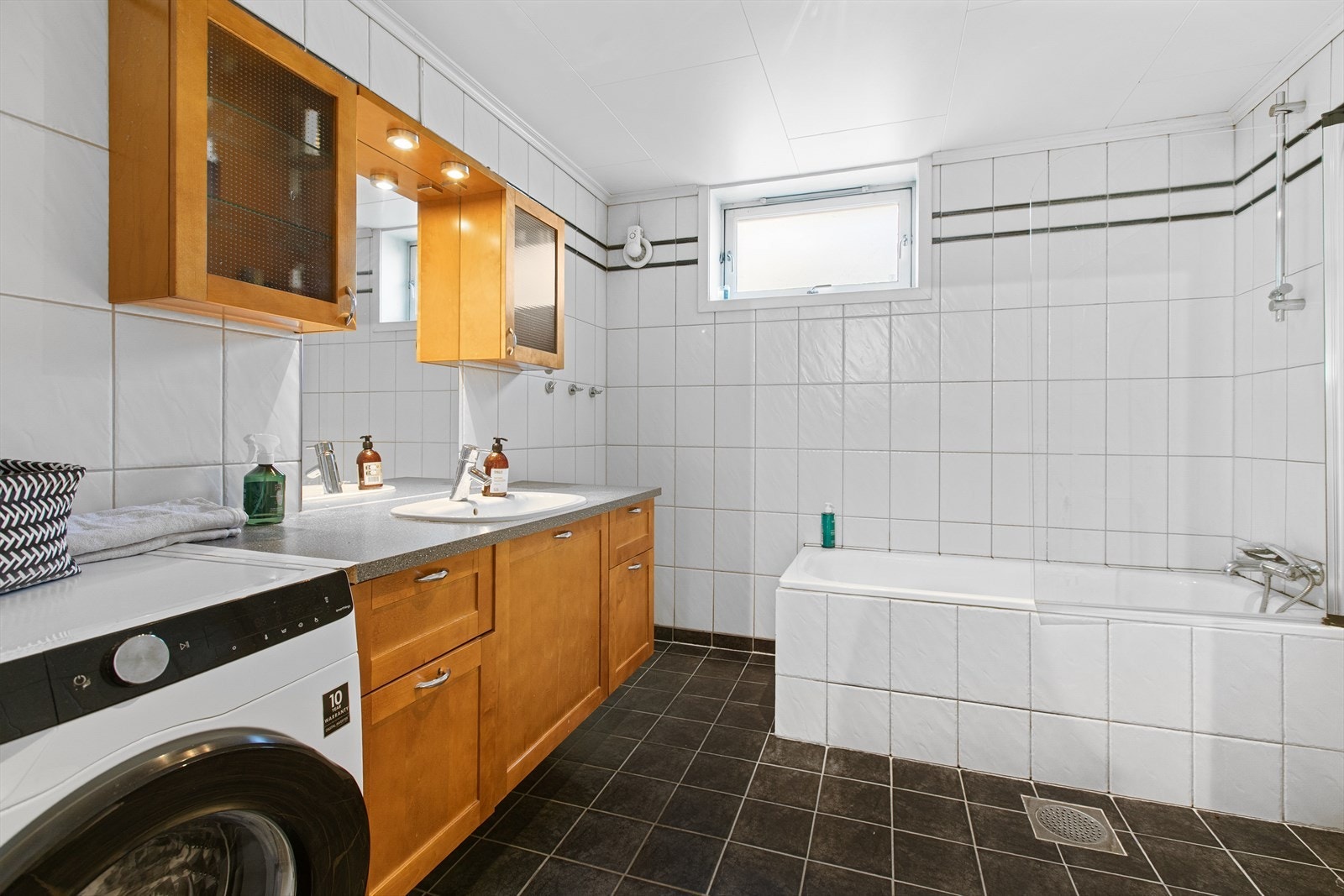 Baderommet i underetasjen er fra 2004. Rommet har elektriske varmekabler og det er opplegg for vaskemaskin. Galleribilde