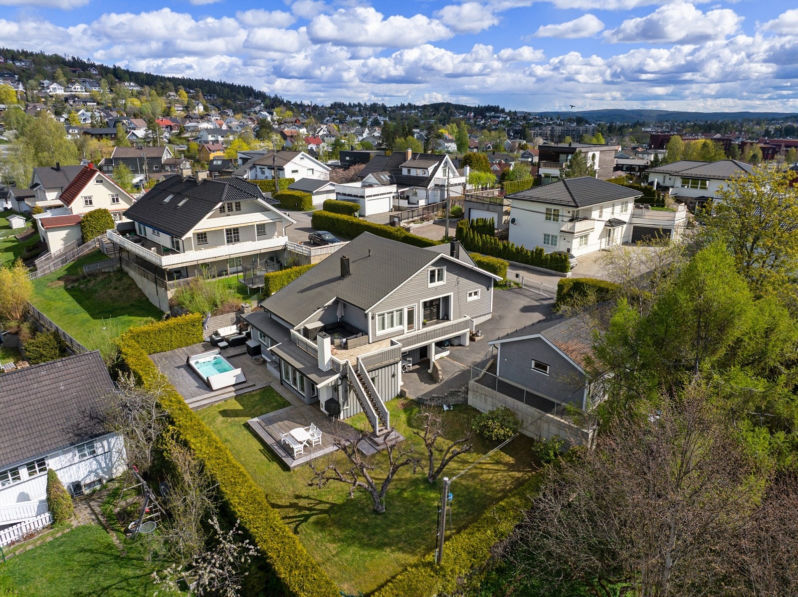 Her vil man bo i et barnevennlig og etablert nabolag med kort vei til alt av servicetilbud inkl. shopping, skoler i alle trinn, barnehage, fritidstilbud, buss og tog. Galleribilde