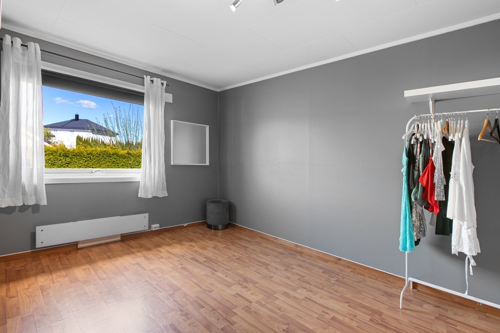 Rett ved siden av ligger et hobbyrom som kan benyttes etter behov, enten som kontor, treningsrom, oppbevaring eller annet bruksrom. Galleribilde