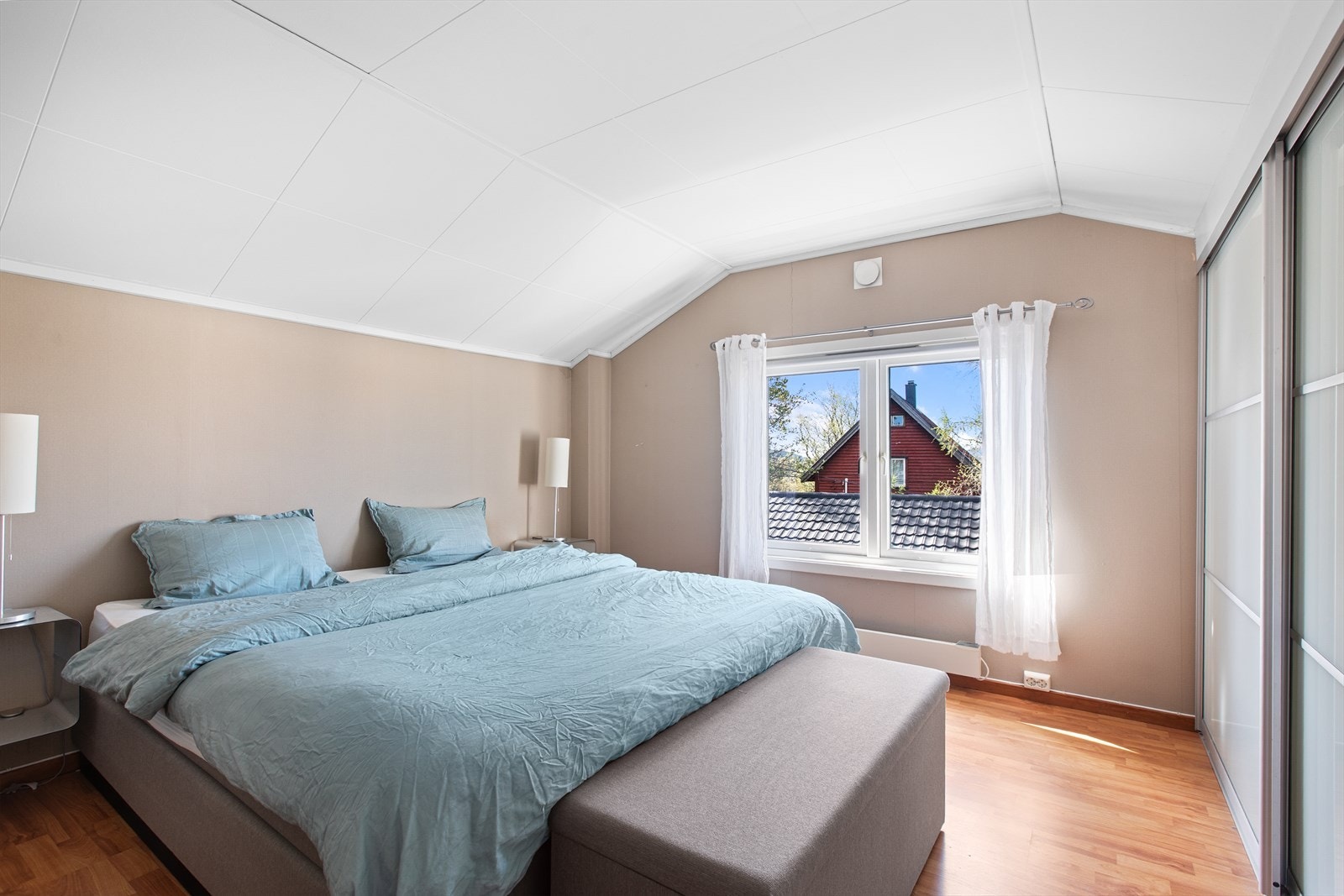 Soverom utstyrt med praktisk skyvedørsgarderobe som gir god oppbevaringsplass. Galleribilde