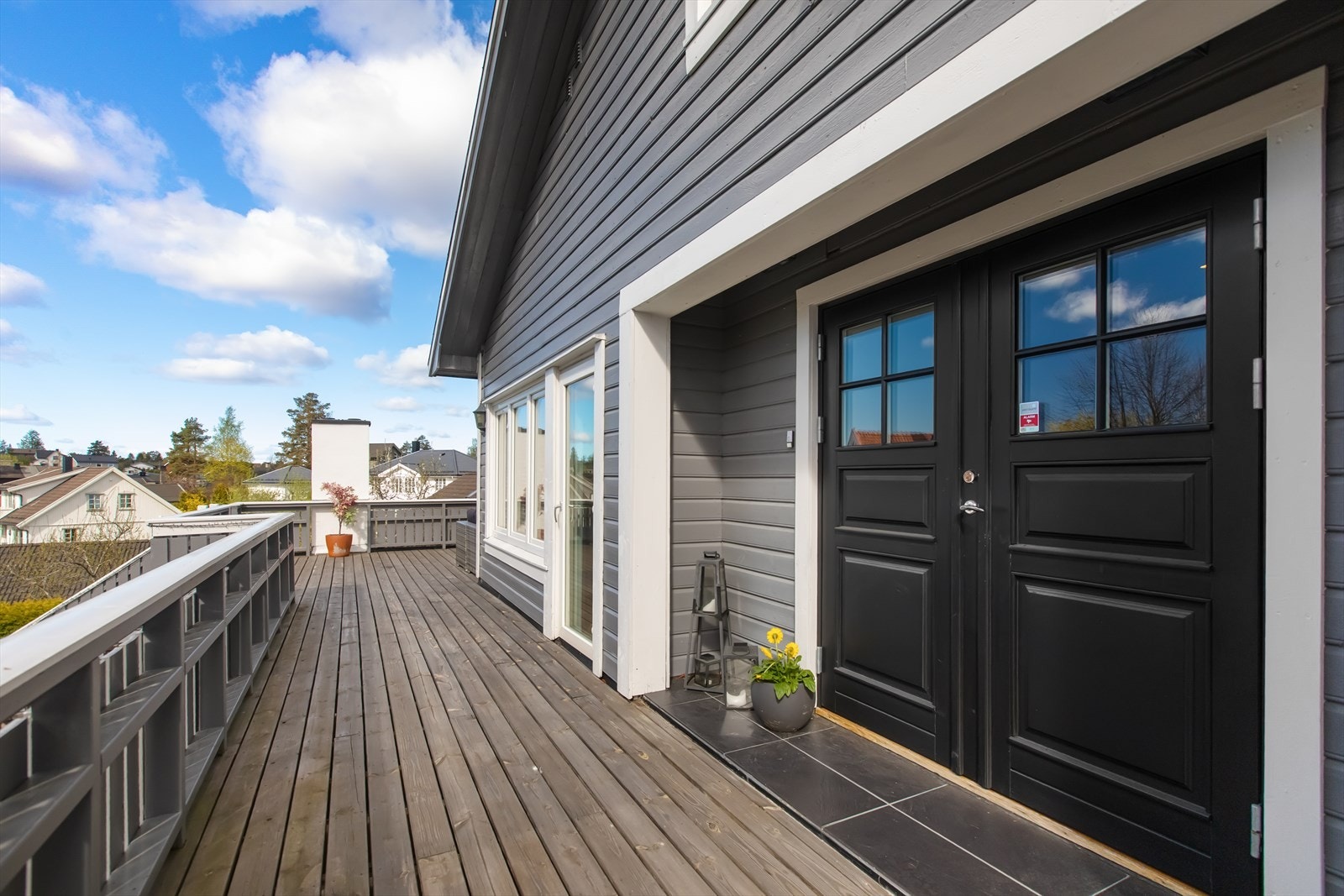 Hovedetasjen har en romslig terrasse på ca. 42 kvm i tilknytning til inngangspartiet, med utgang fra stuen og trapp ned til hagen. Galleribilde