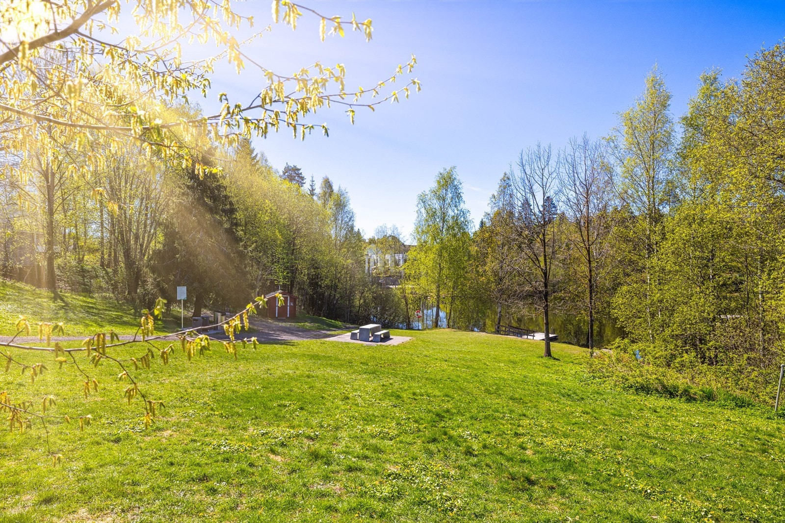 Fra boligen bruker du kun 12 minutter ned til Vesletjernet med tilhørende park. Galleribilde