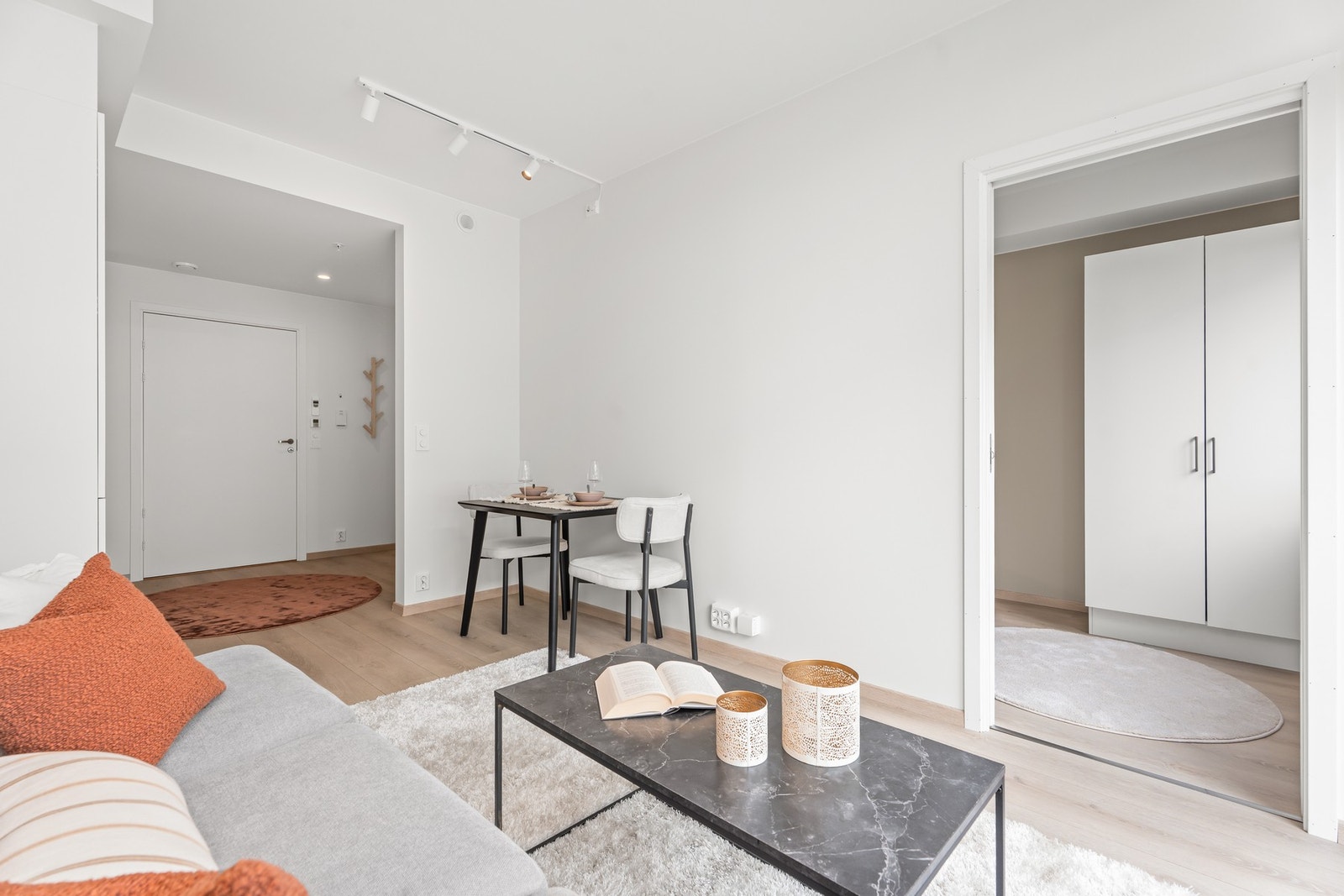 Det er plass til koselig spisebord på stua. | Bildene er hentet fra en identisk leilighet i 3. etasje. Galleribilde