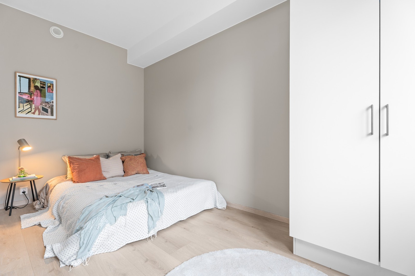 Soverom med plass til dobbeltseng og garderobe | Bildene er hentet fra en identisk leilighet i 3. etasje. Galleribilde