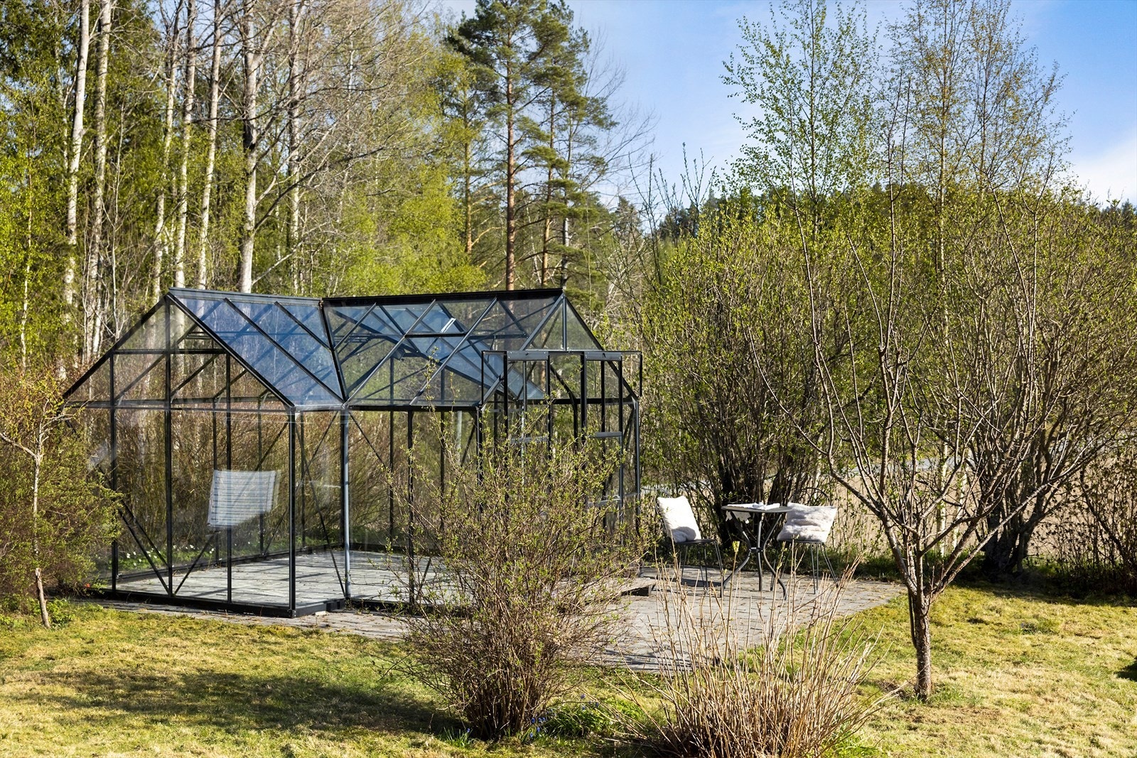 Eiendommen ligger lunt til mot skogholt i øst og med åpent landskap mot syd og vest. Galleribilde