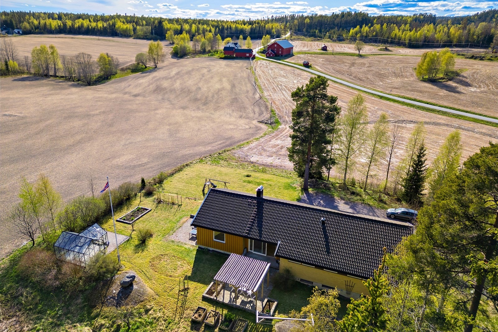 Eiendommen ligger landlig og flott til med meget gode solforhold hele dagen! Galleribilde