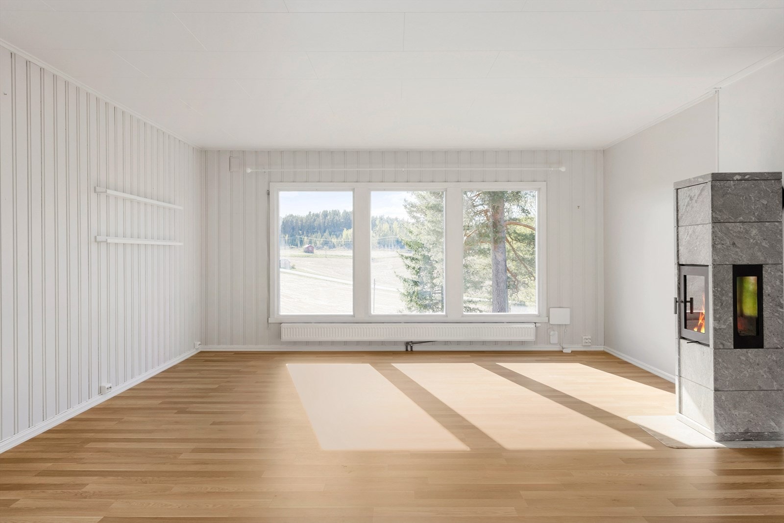Store vindusflater gir godt med naturlig lysinnslipp! Galleribilde