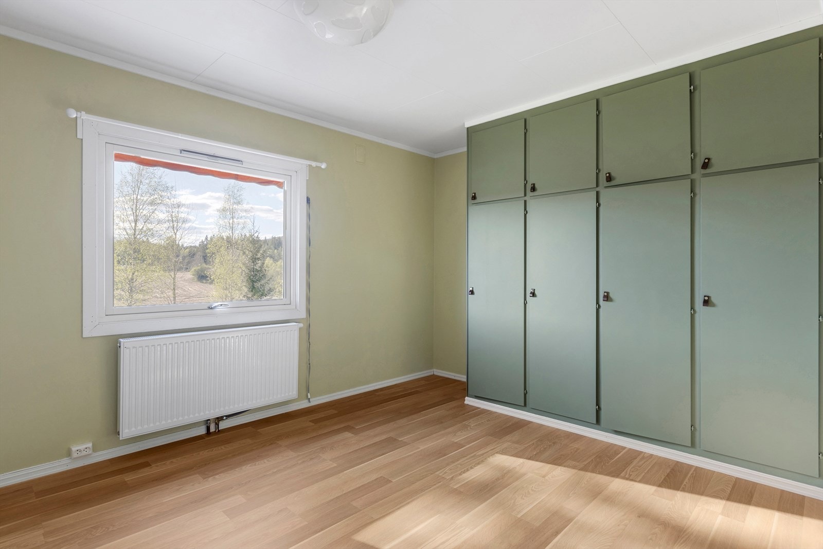 Soverom II - Malt i tidsmessig fargetoner og med plassbygget garserobeskap. Galleribilde
