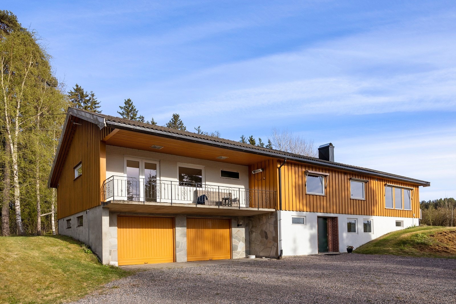 Stor enebolig over to etasjer. Integrert dobbelgarasje med direkte adkomst til boligen. Galleribilde