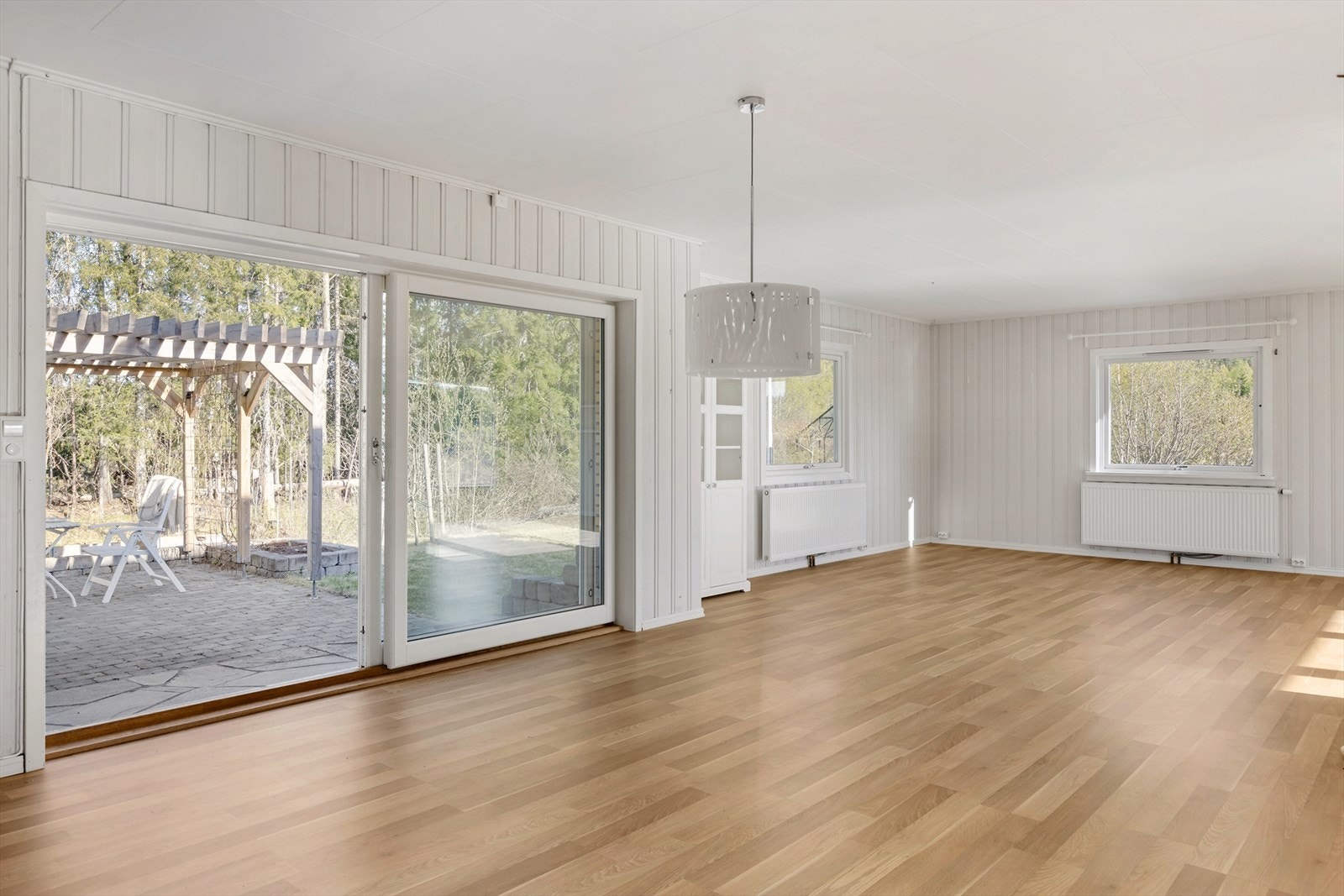 Stor skyvedør ut til pent opparbeidet uteområde. Galleribilde