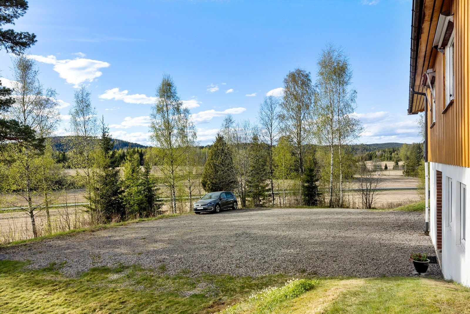 Stor gruset innkjørsel med god plass til flere biler. Galleribilde