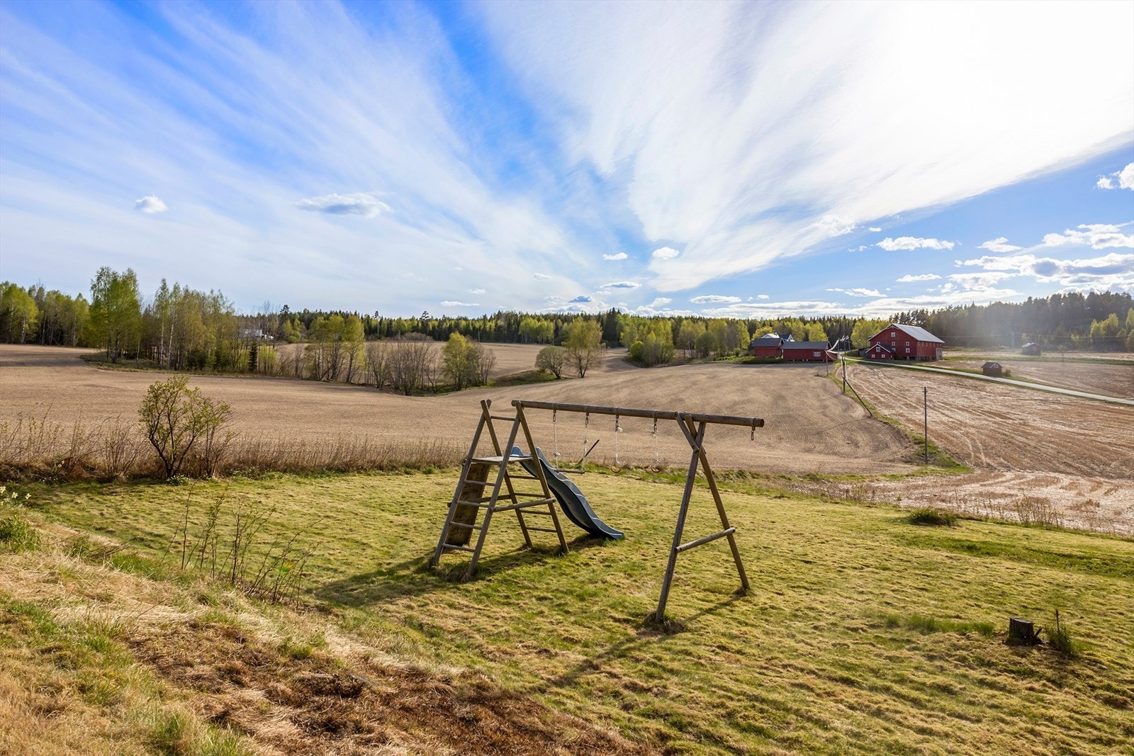 Tomten på ca. 2 307m² byr på flere flotte uteplasser for både store og små! Galleribilde