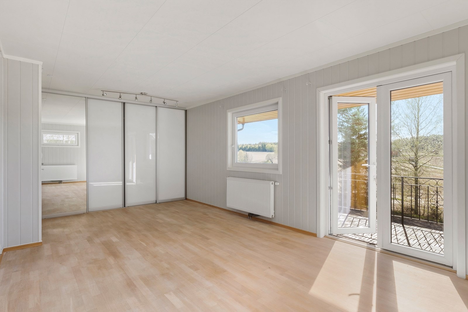 Hoedsoverom (tidligere dagligstue) er av god størrelse og med oppbevaringsplass i garderobeskap. Galleribilde