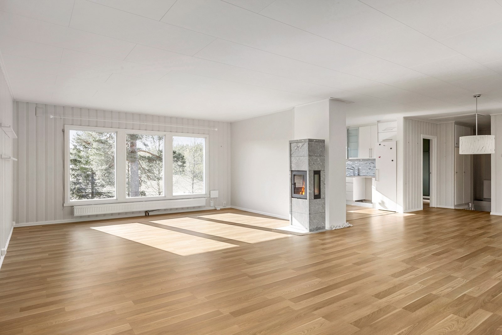 Stor stue med god plass til sittegrupper, spisebord, TV-benk, skap og skjenker. Galleribilde
