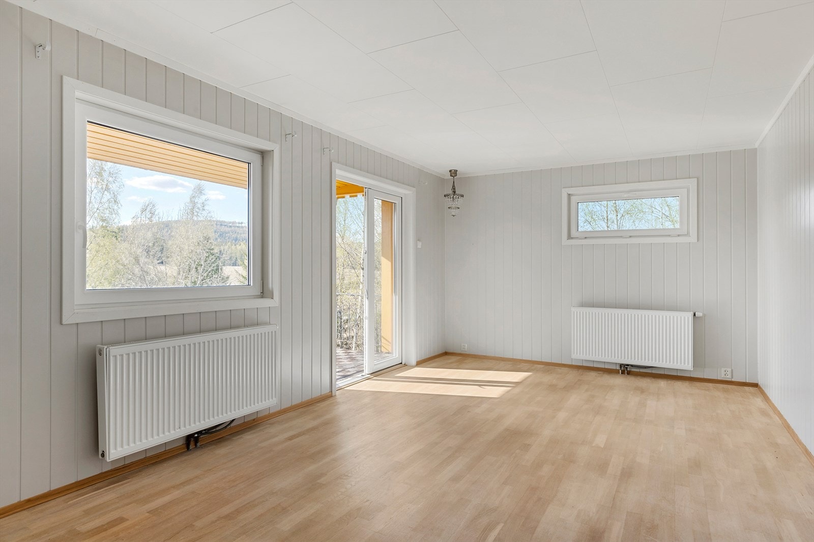 Rommet er malt i delikat farge og har lys parkett. Det er nyere vinduer og tofløyet dør ut til balkong. Galleribilde