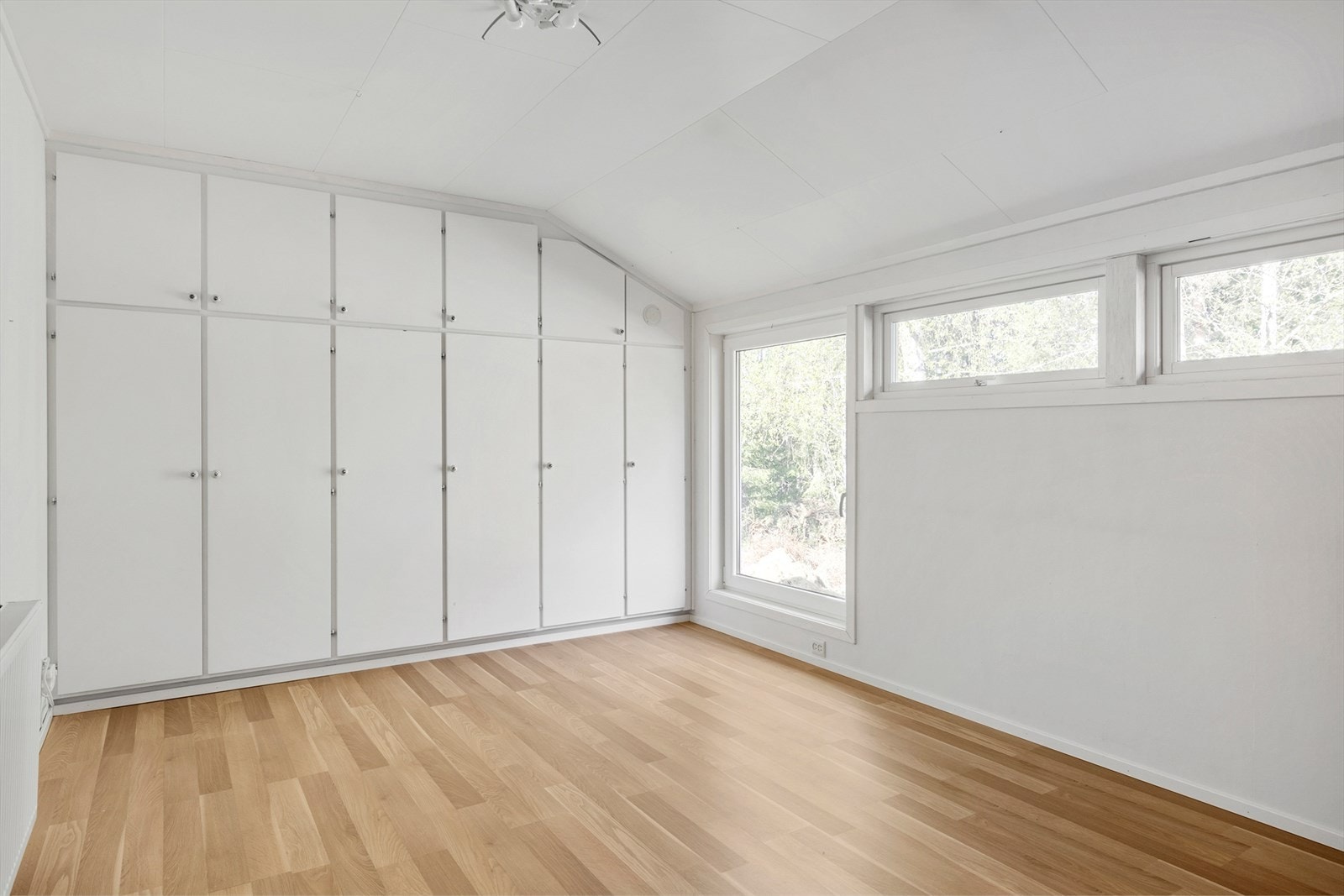 Soverom III - God oppbevaringsplass i plassbygget garderobeskap. Galleribilde
