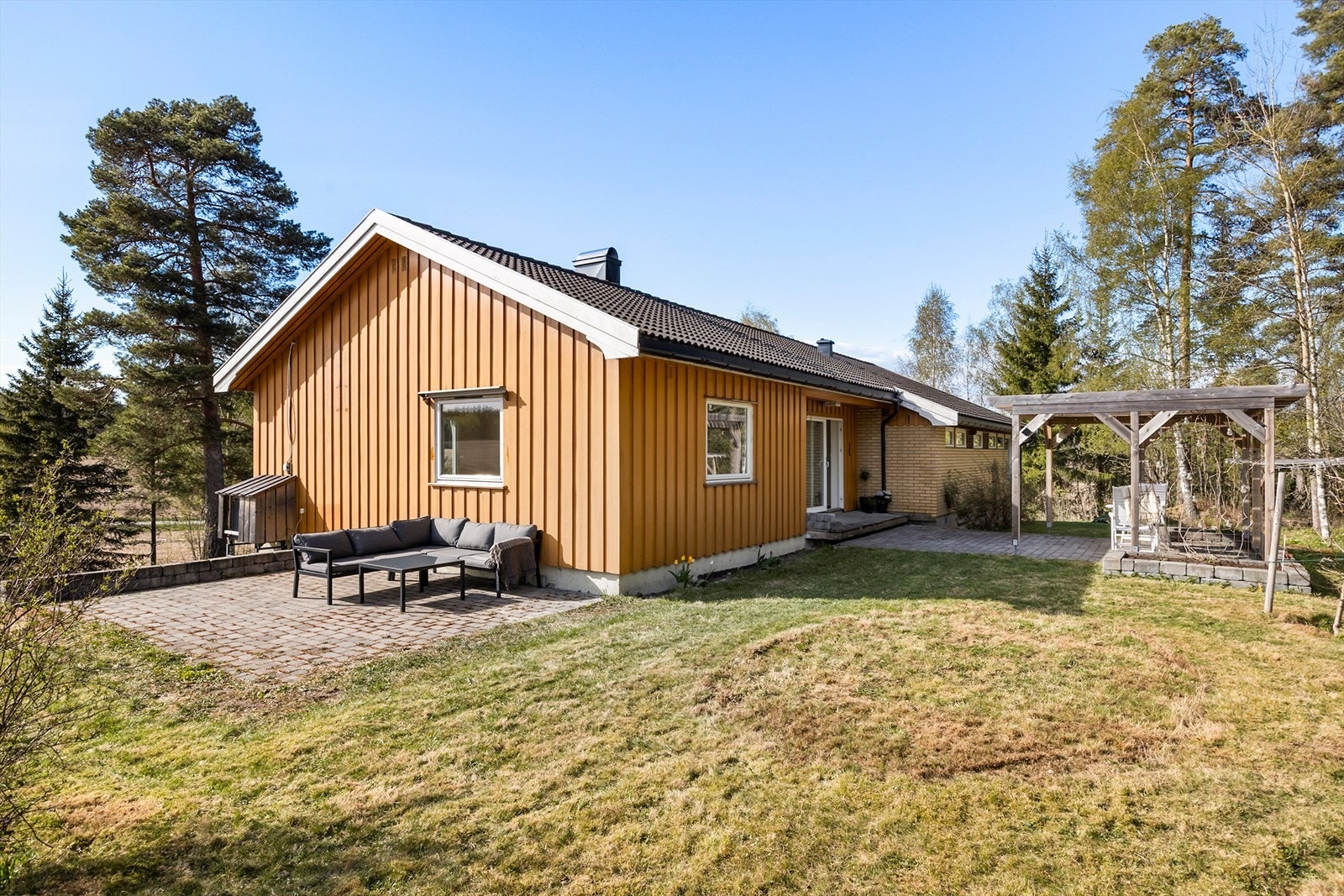 Hellebelagt uteområde på sydsiden av boligen. Galleribilde