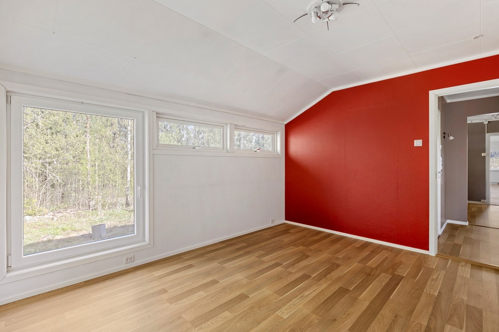 Soverom III - Luftig og med god plass til seng, nattbord, kommode og pult. Galleribilde