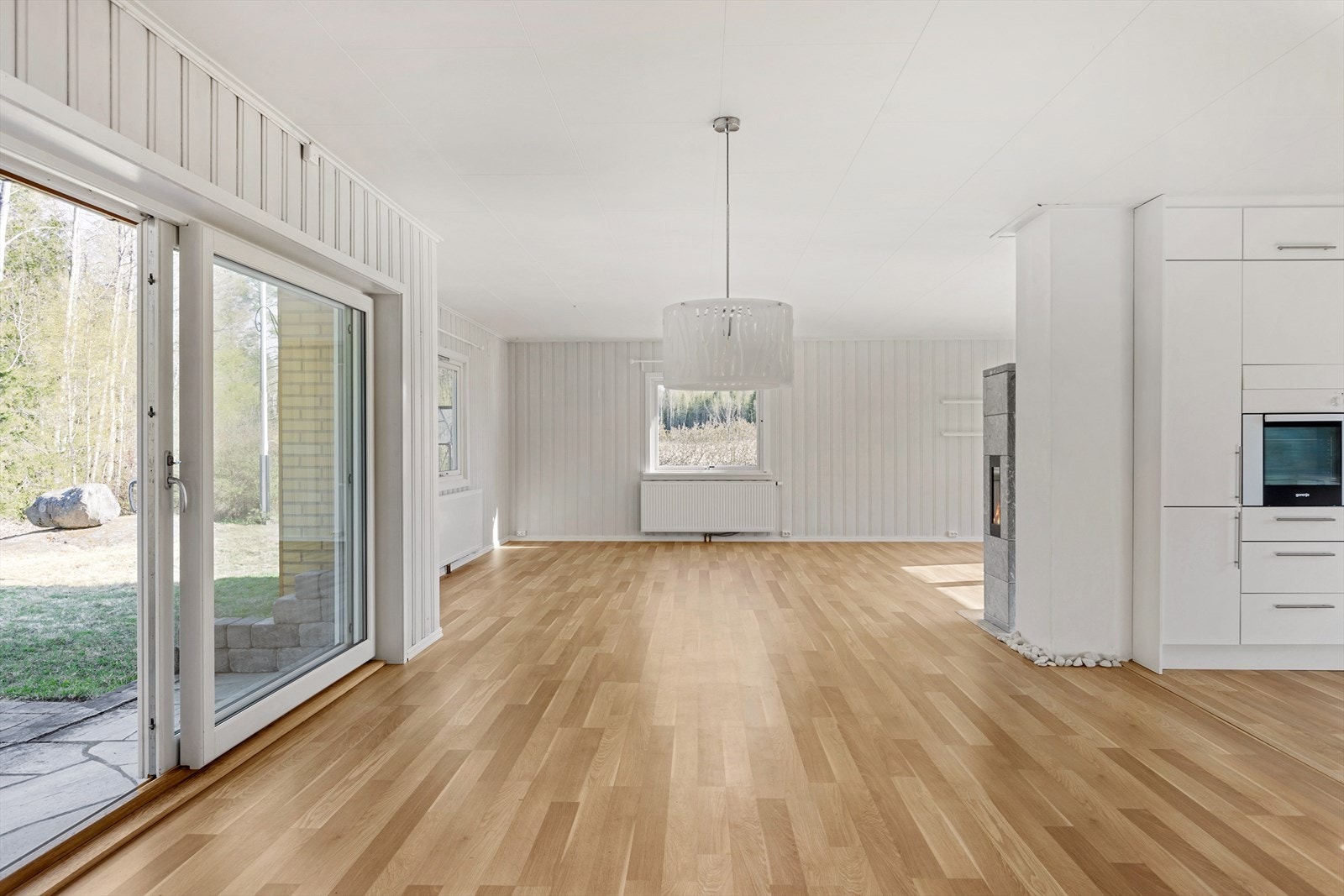 Stue og kjøkken i delvis åpen løsning gir et flott, sosialt allrom. Galleribilde