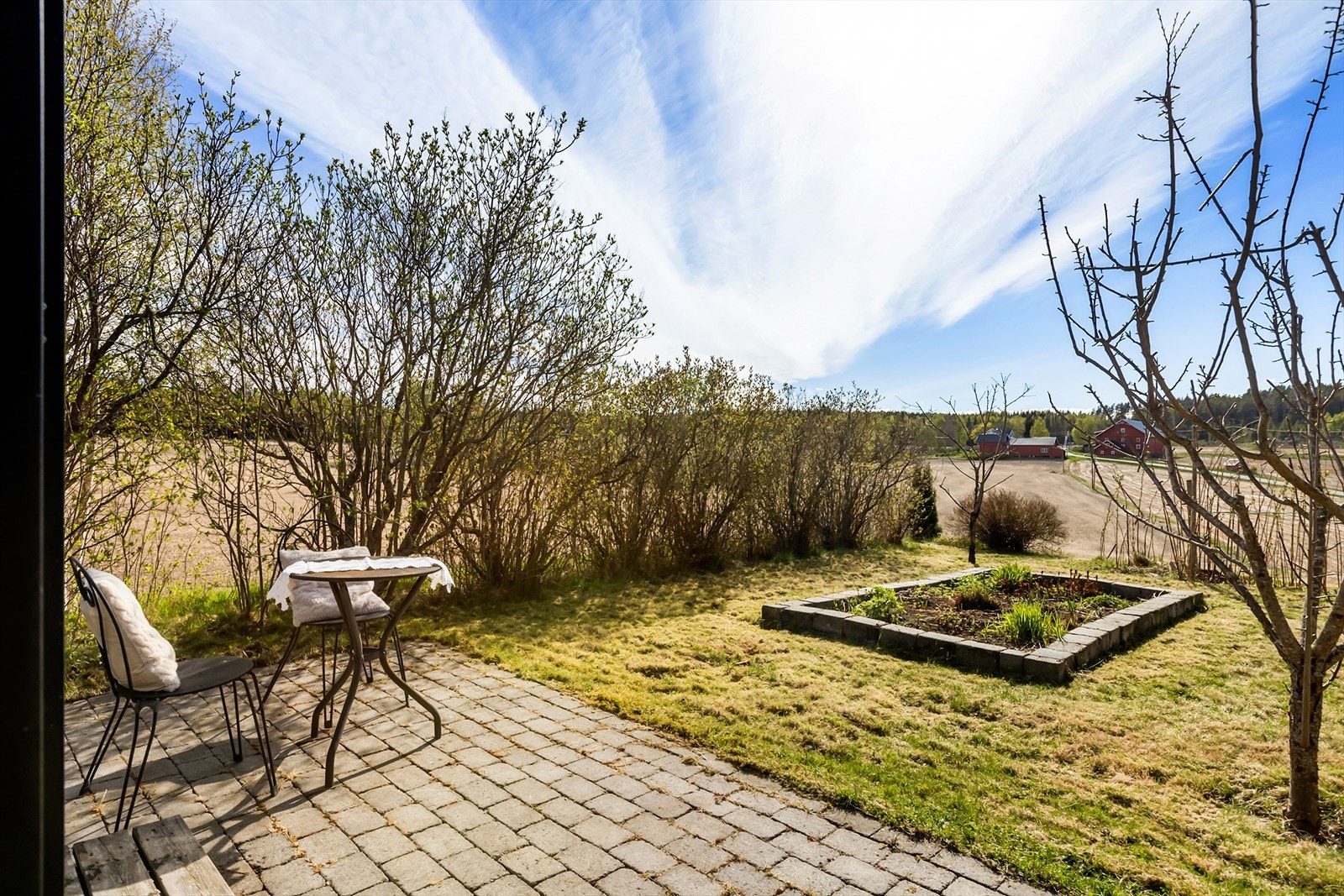 Tomten er velstelt med busker og beplantning. Hellebelagt sittesone perfekt for morgenkaffen! Galleribilde
