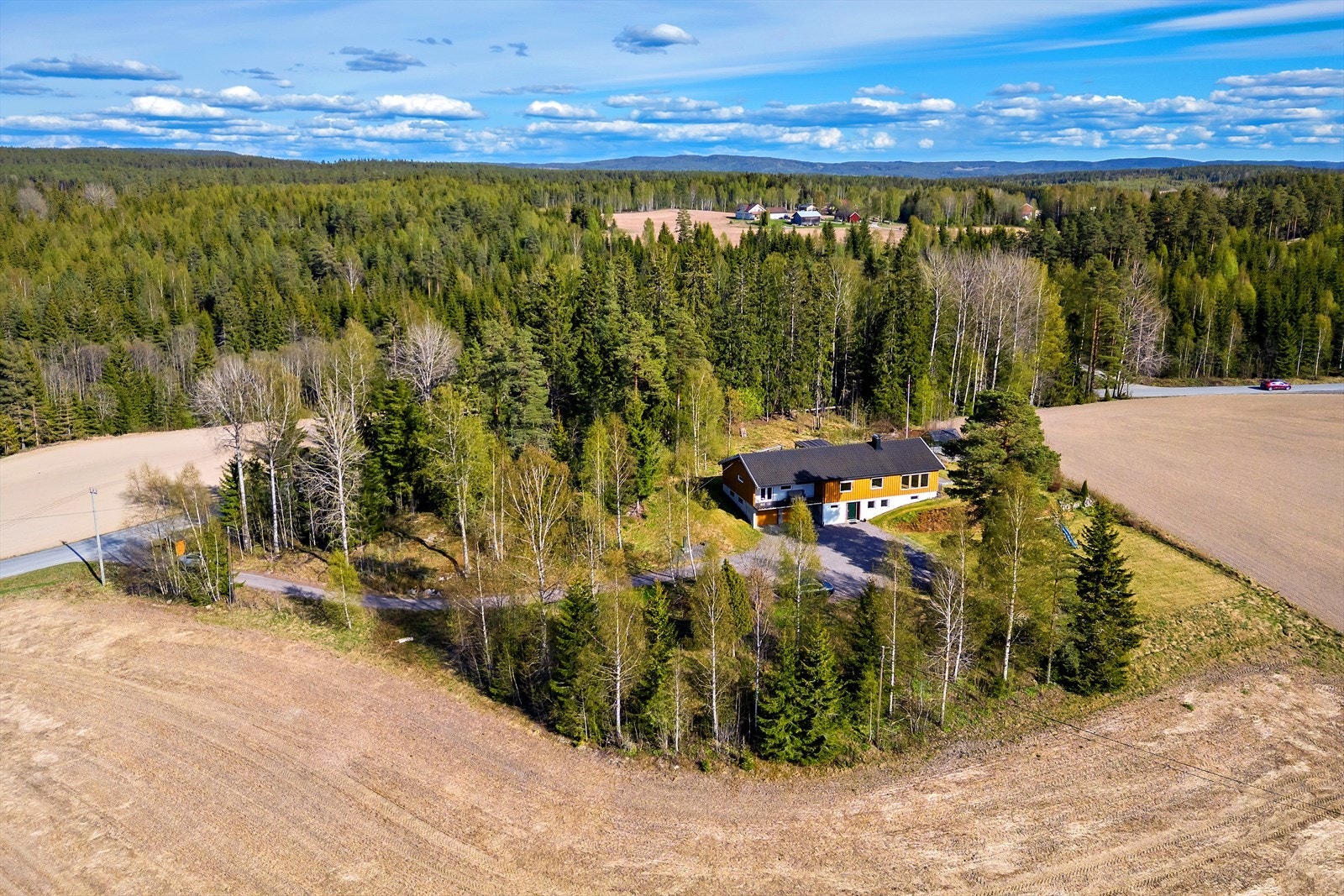 Perfekt beliggenhet for deg som setter pris på rolige omgivelser, store åpne landskap og skjermet beliggenhet uten naboer tett på. Galleribilde