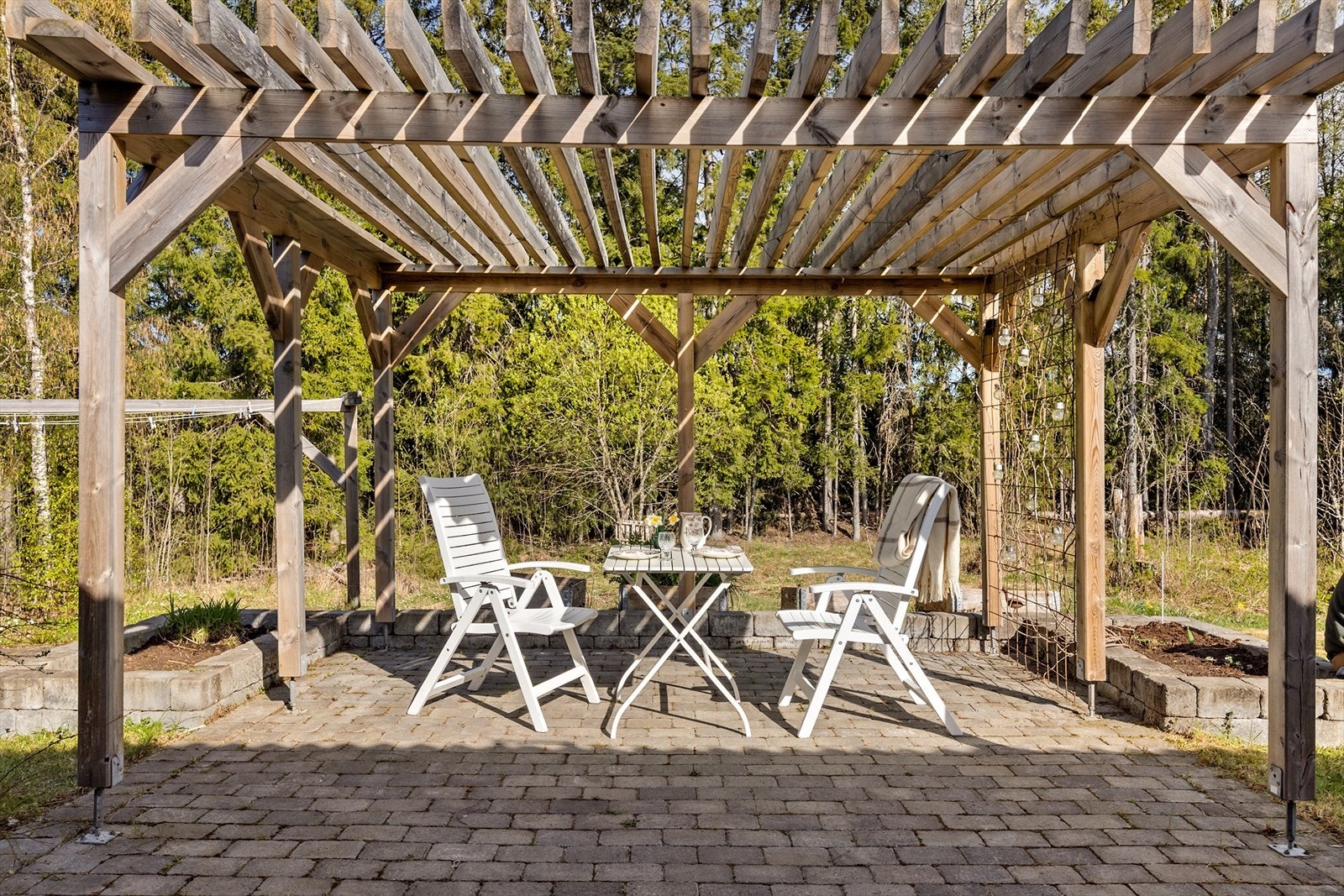 Pergola vendt mot idyllisk skogholt. Perfekt for hyggelige stunder med venner og familie! Galleribilde