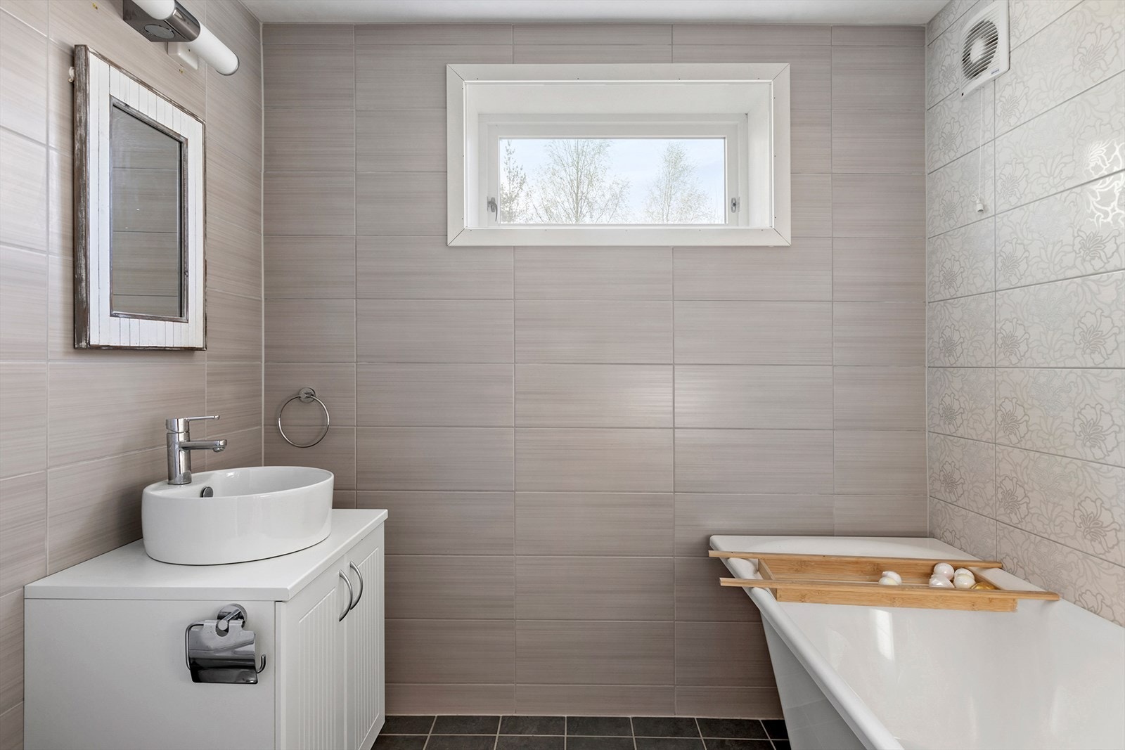 Bad i underetasjen er flislagt og med elektriske varmekabler i gulv. Badet var nytt i 2012 og inneholder badekar, toalett, servant med skap, speil og belysning. Galleribilde