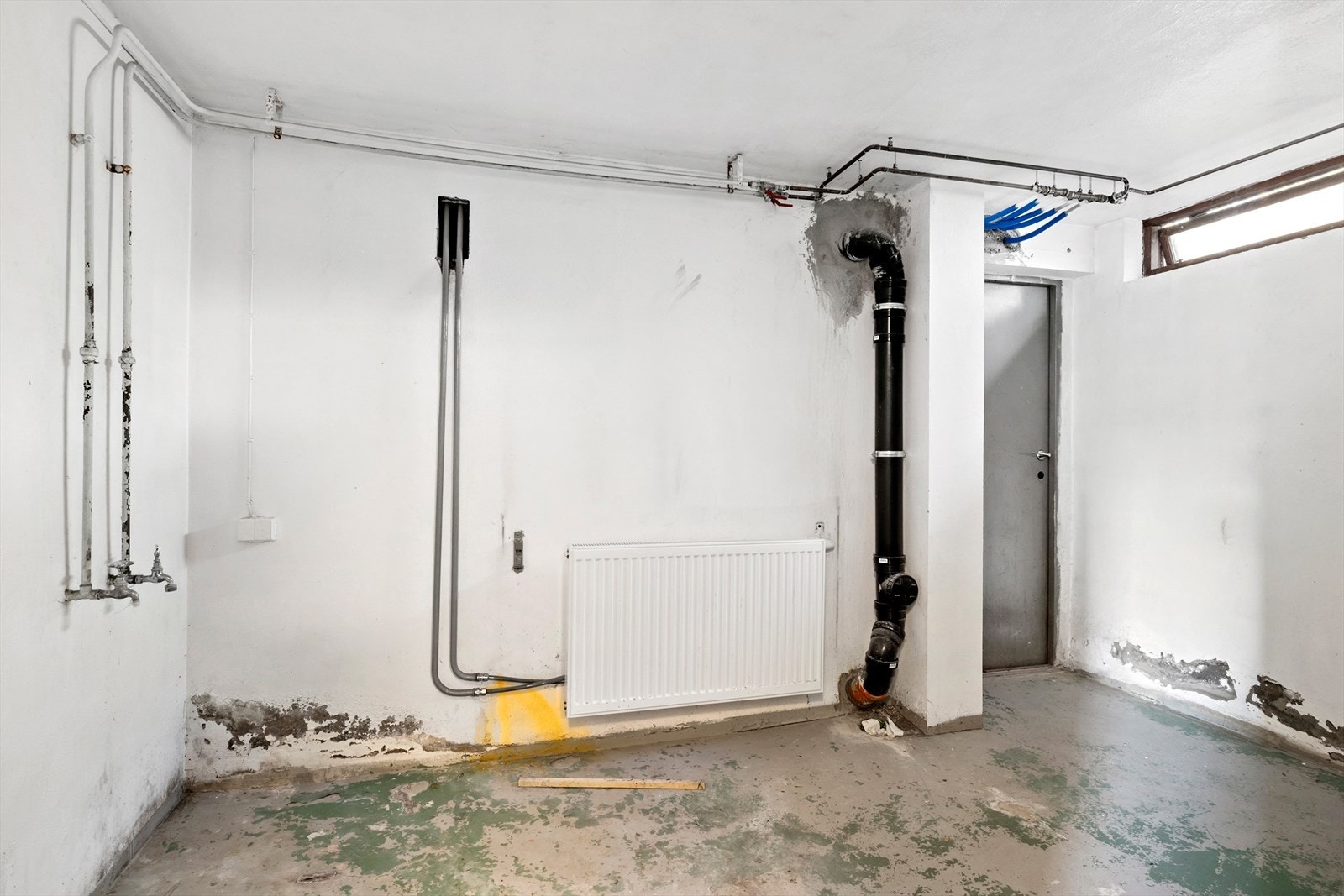 Praktisk vaskerom med direkte adkomst til garasje og utvendig område. Perfekt i hverdagen etter barnehage, skole eller tur med hunden. Galleribilde