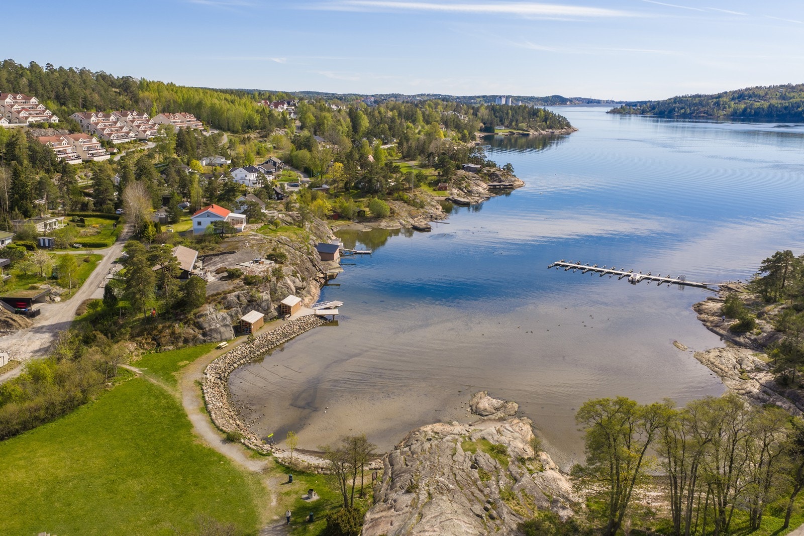 Med beliggenhet kun få minutter fra sjøen, ligger alt til rette for et aktivt hytteliv. Brevigbukta badeplass er bare en kort spasertur unna. Galleribilde