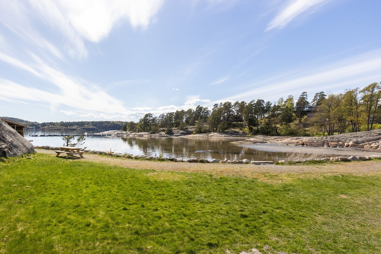 Store gressletter ved sjøen innbyr til lek og avslapning. Galleribilde
