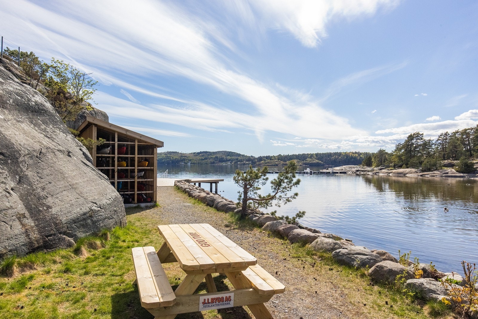 Langs strandlinjen er det tilrettelagt med benker for rastepauser. Galleribilde