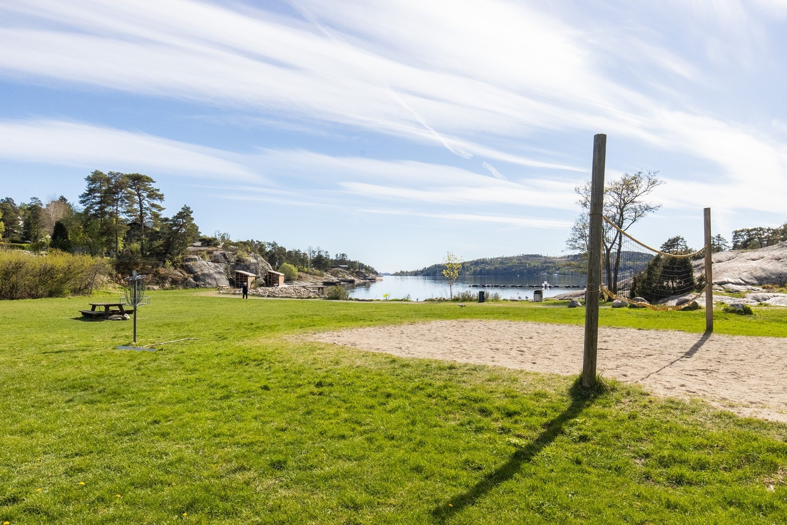 Brevigbukta badeplass har sandstrand, gresslette og sandvolleyballbane. Galleribilde