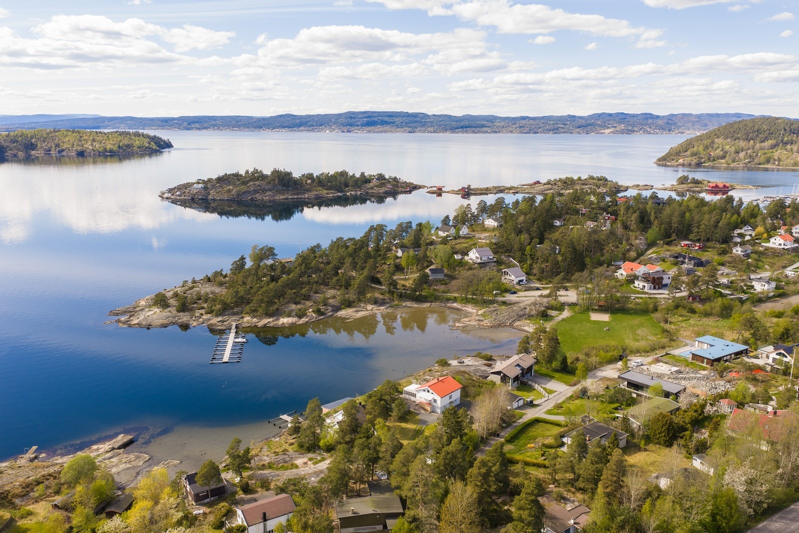 Eiendommen har en attraktiv beliggenhet med kort vei til sjøen og flere badeplasser. Galleribilde