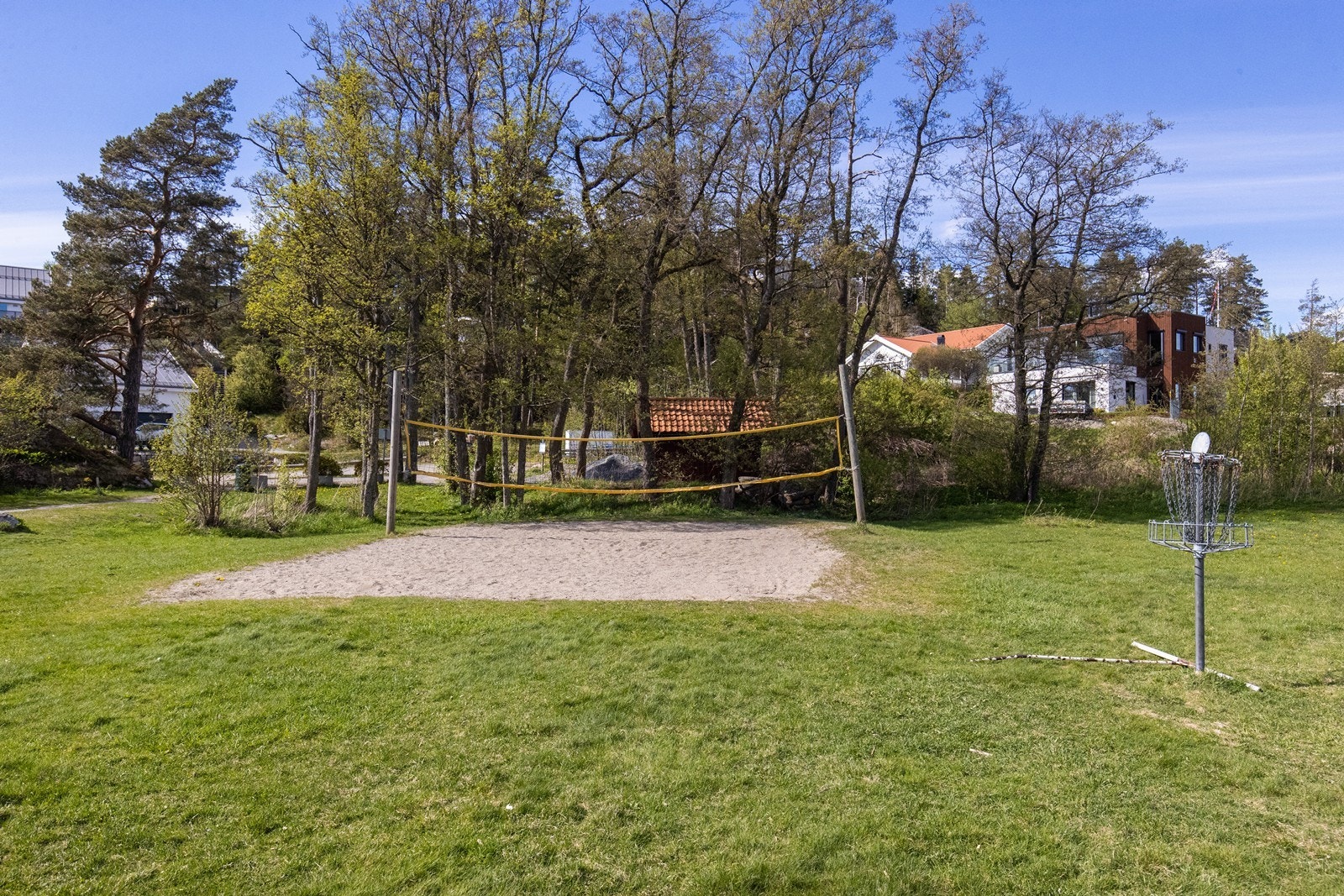 Området byr på flere aktivitetsmuligheter, som sandvolleyball og frisbeegolf. Galleribilde