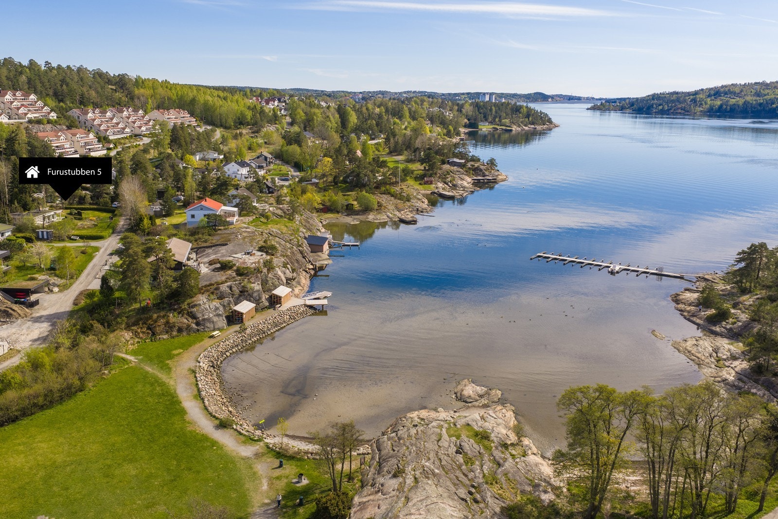 Kort vei ned til sjøen fra eiendommen. Galleribilde