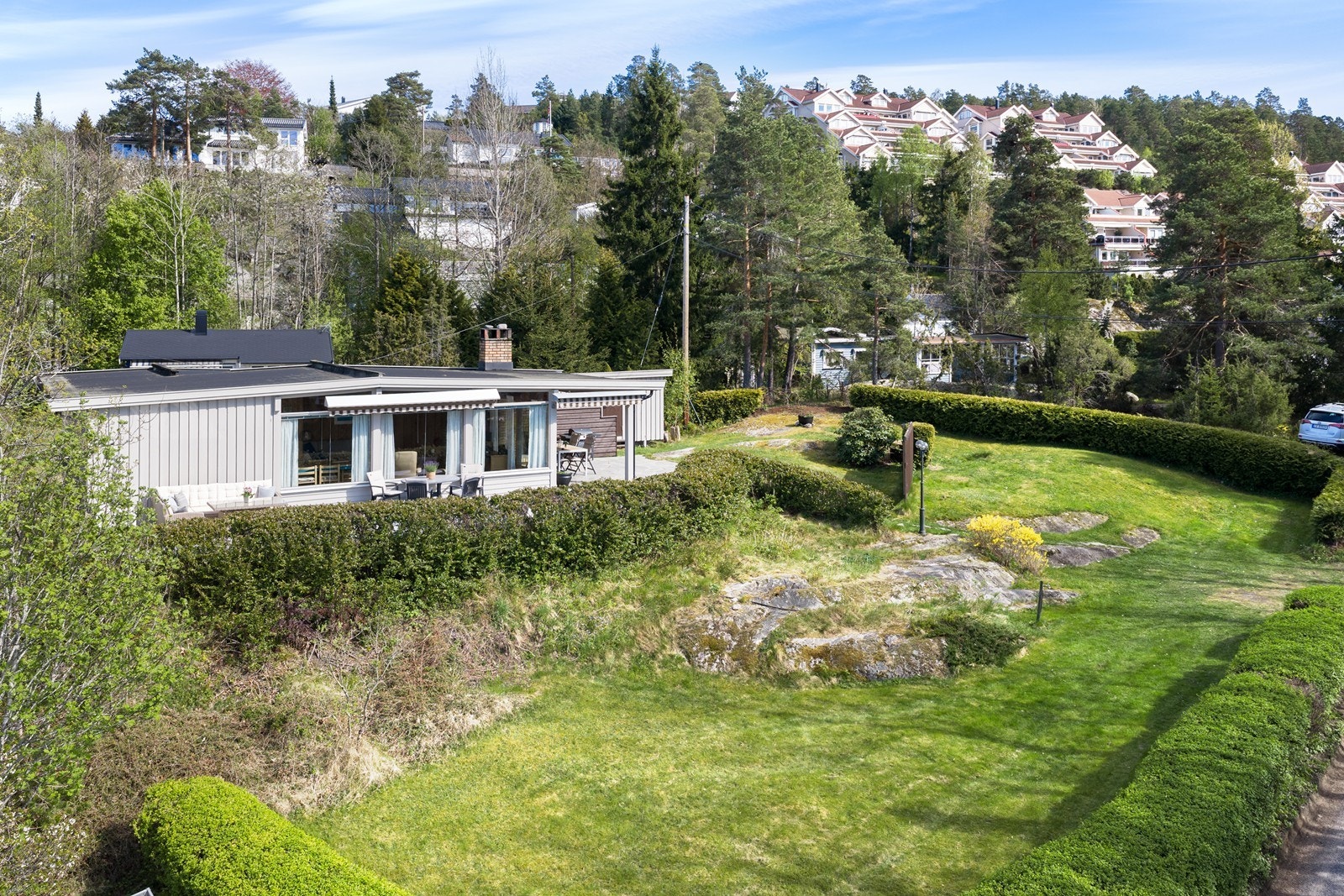 Den store, grønne hagen gir gode muligheter for lek og rekreasjon. Galleribilde