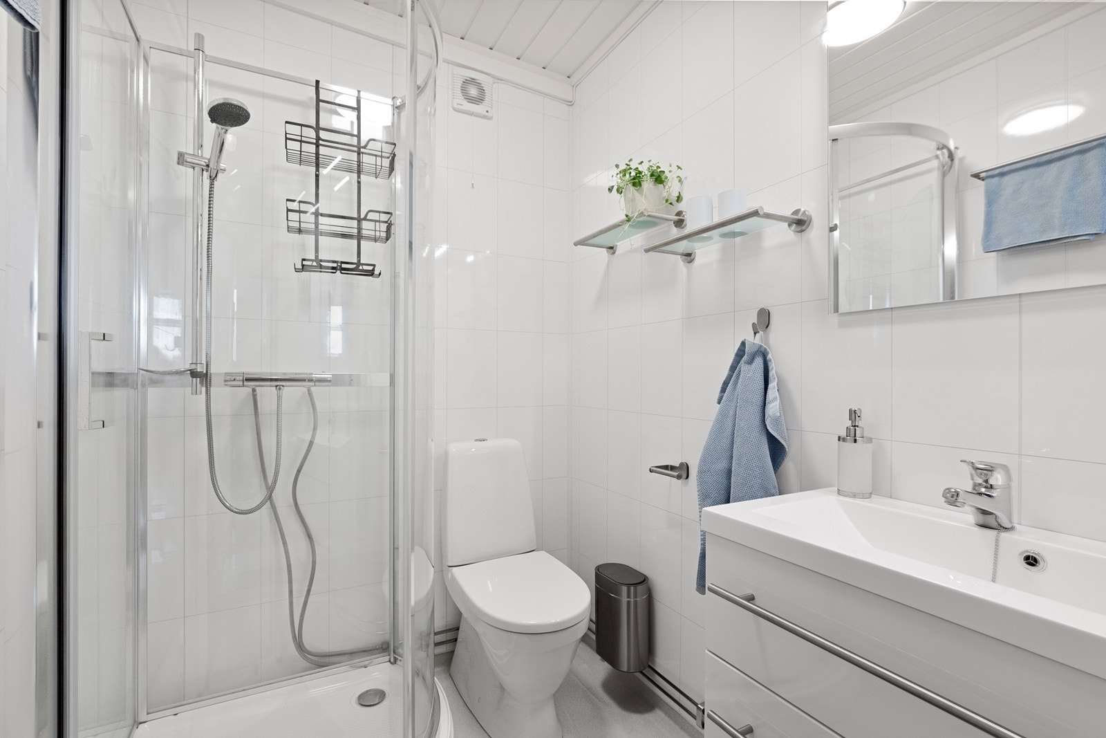 Badet ble pusset opp i 2022 og er utstyrt med dusjkabinett, servantinnredning og gulvklosett. Galleribilde
