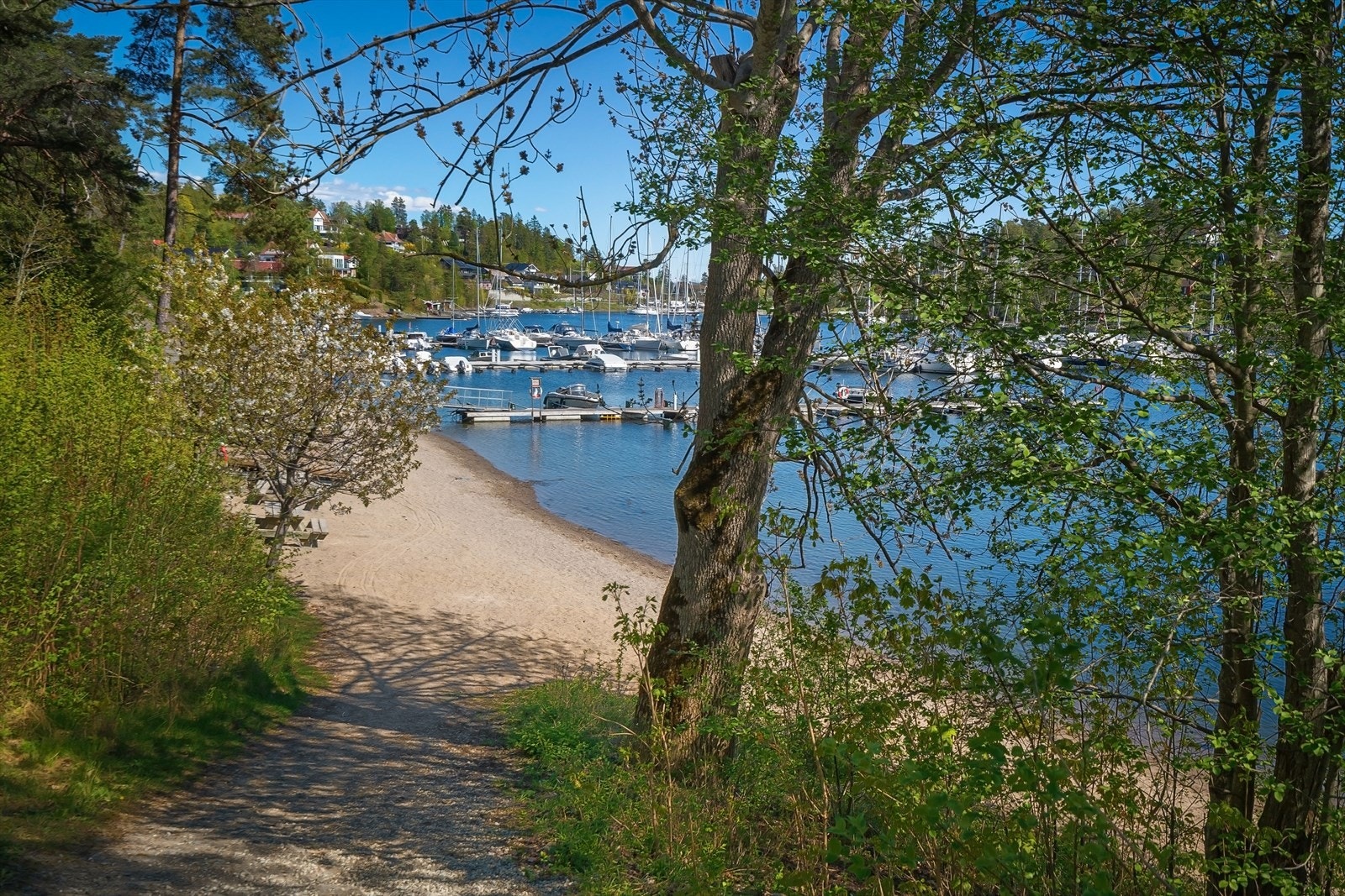 Ca. 120 meter luftlinje til sjøen hvor eiendommen har rett til båtplass, samt flotte badeplasser, bl.a. Lille Hawaii . Galleribilde