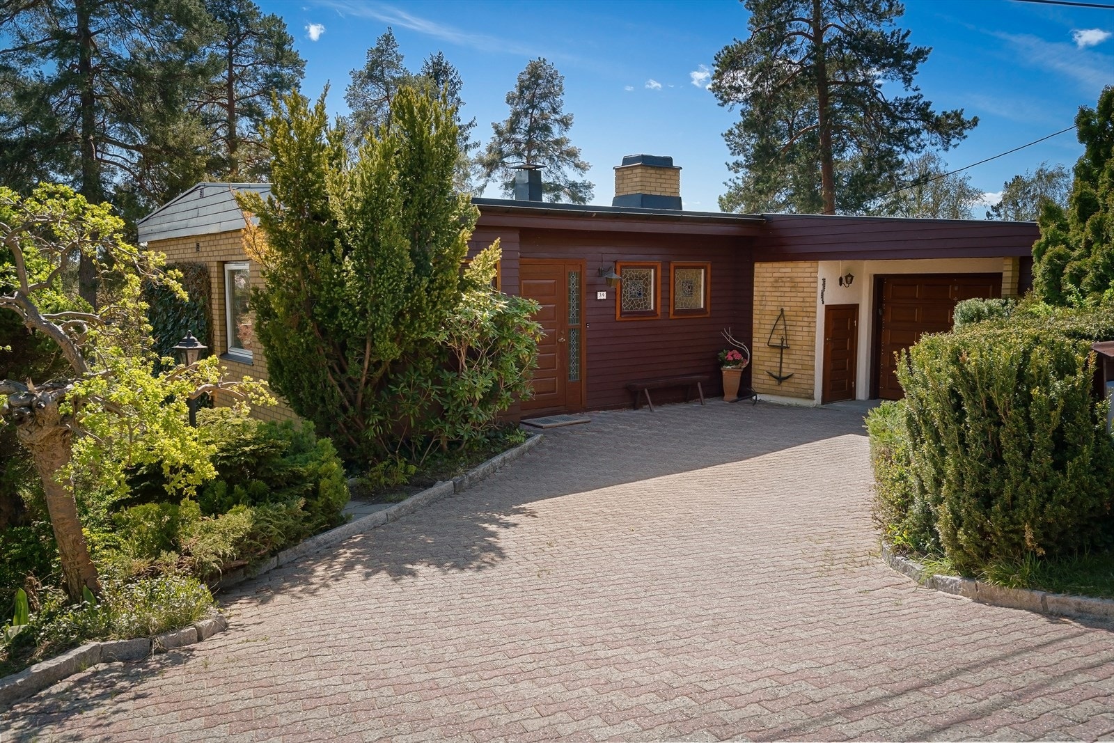 Gårdsplassen er lagt med belegningsstein. Galleribilde