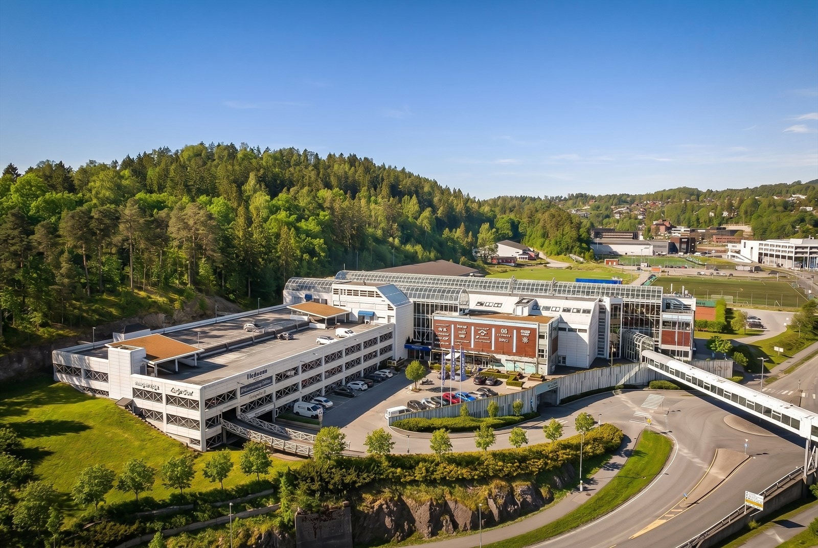 For den handleglade er det kort vei til Asker sentrum, Holmensenteret og Sandvika Storsenter. Galleribilde