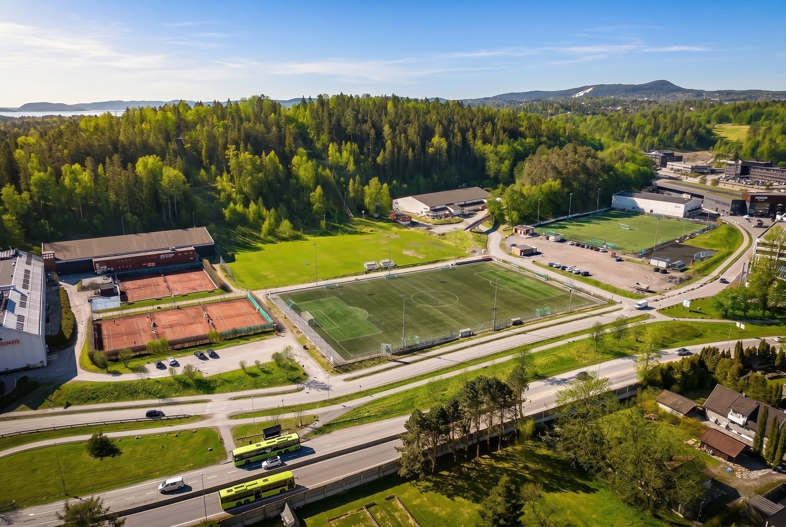 Holmen Idrettspark tilbyr flere fotballbaner, is- fjell- og turnhall, tennisbaner og Holmenhallen. Galleribilde