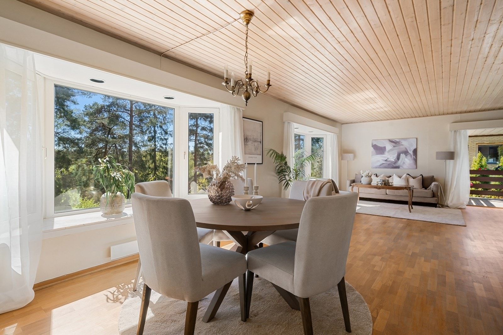 Store vindusflater og mye naturlig lys. Galleribilde
