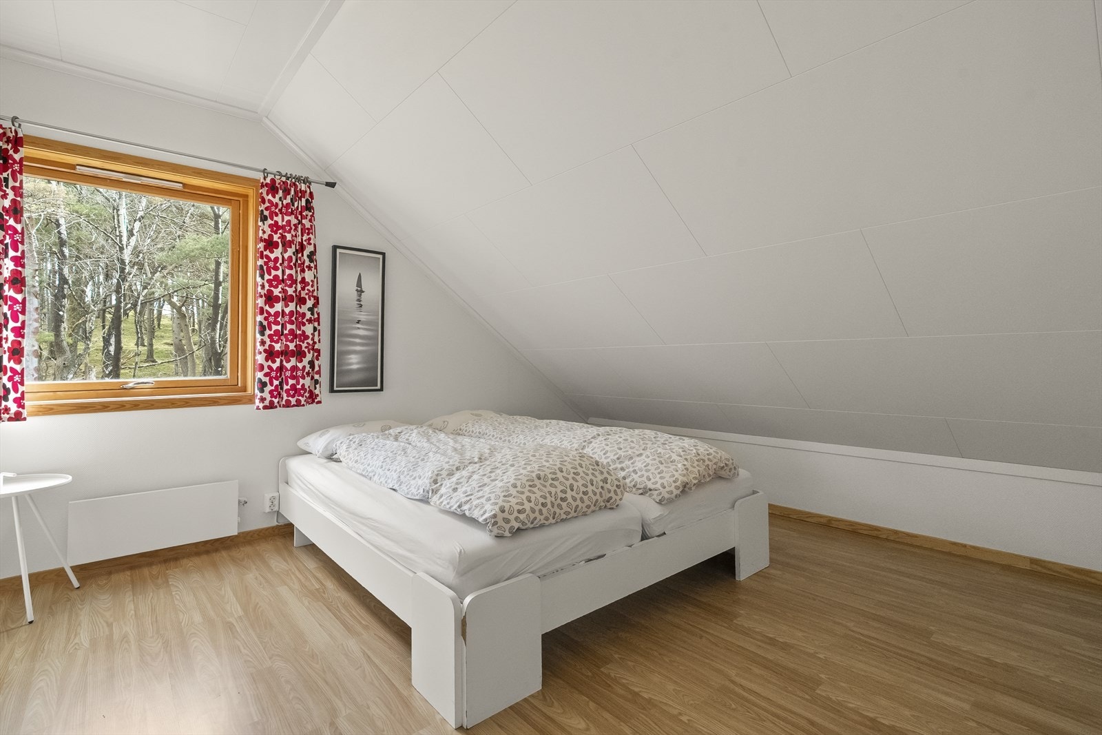 Alle dei tre soveromma på loftet har laminatgolv og vindauge med 2-lags isolerglas. Galleribilde