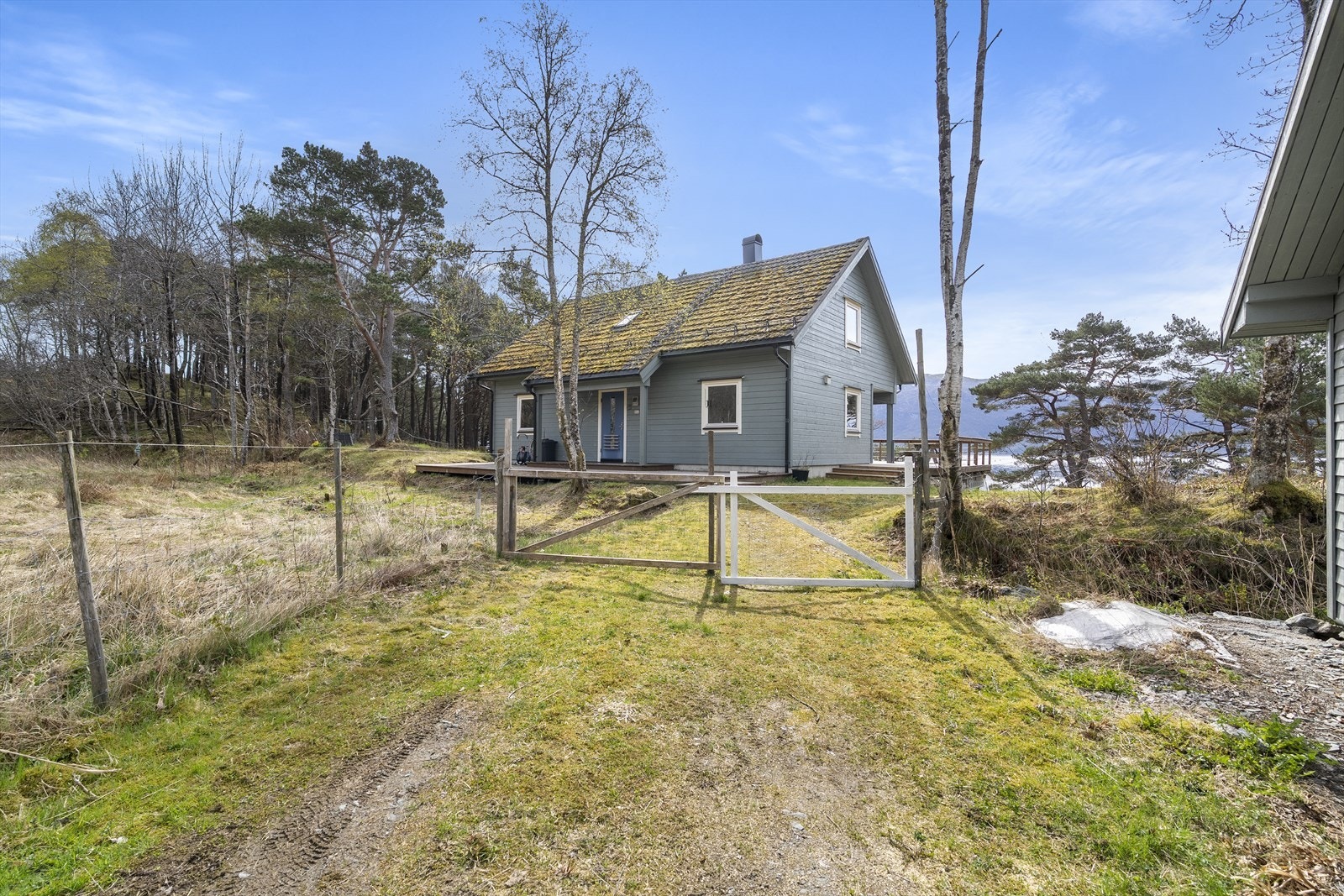 Tilkomst til eigedomen via privat veg, med port inn til tomta. Galleribilde