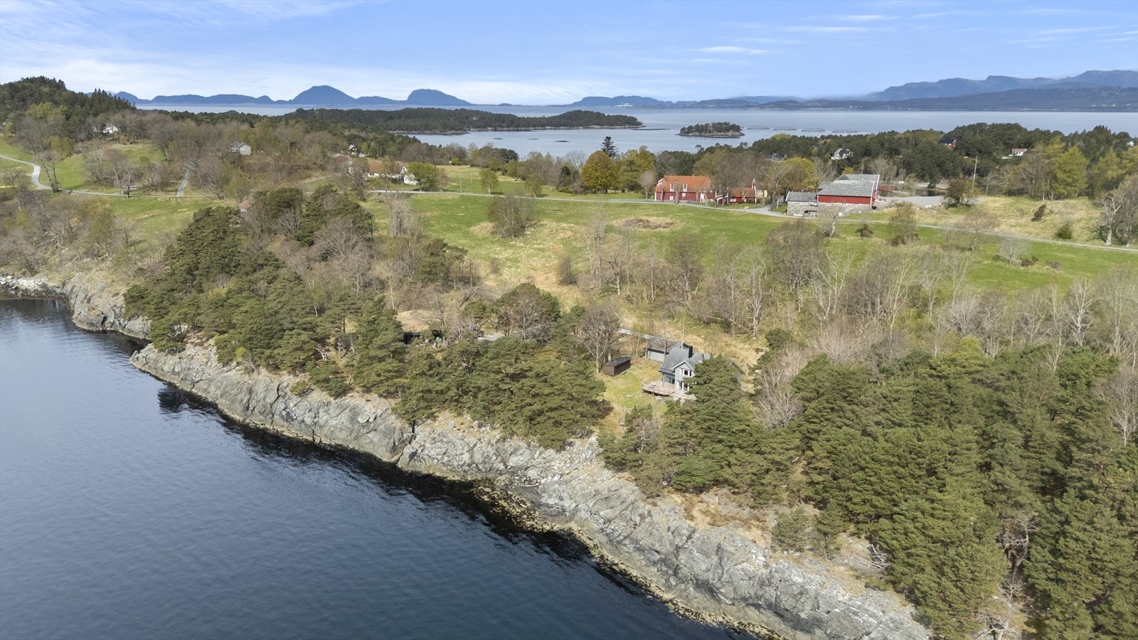 Eigedomen ligg i rolege og landlege omgivnader. Hovedgården ligg like nord for eigedomen Galleribilde