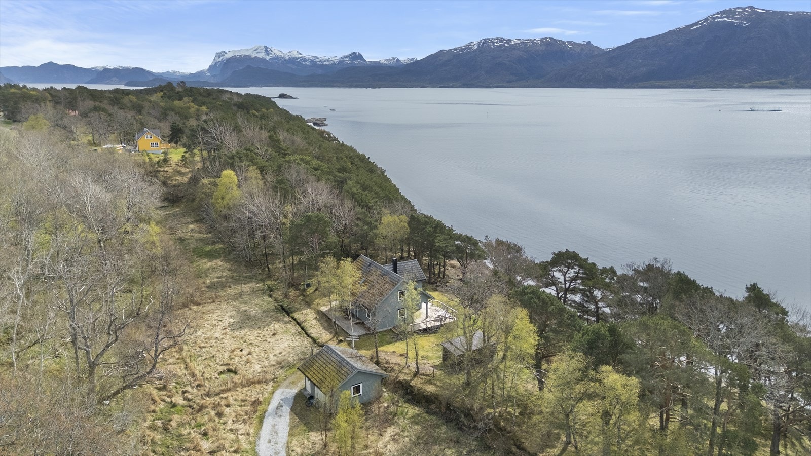 Eigedomen ligg i eit naturskjønt område med nærleik til sjø og turmoglegheiter. Galleribilde