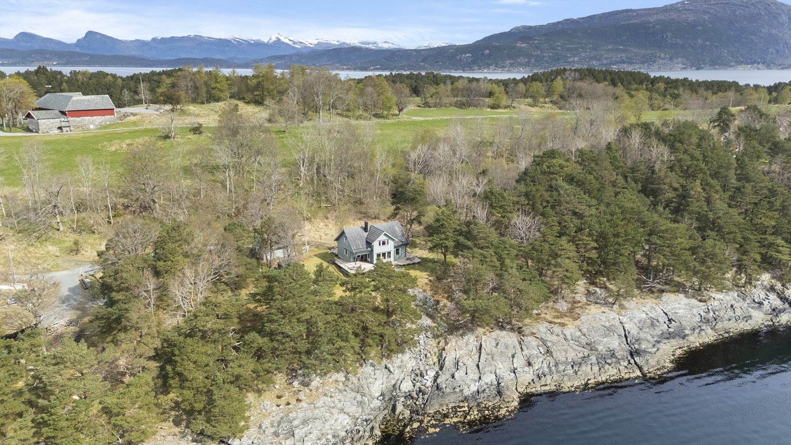 Frå eigedomen er det kort veg til Svanøy Hovedgård, ein viktig kulturhistorisk stad på øya. Galleribilde