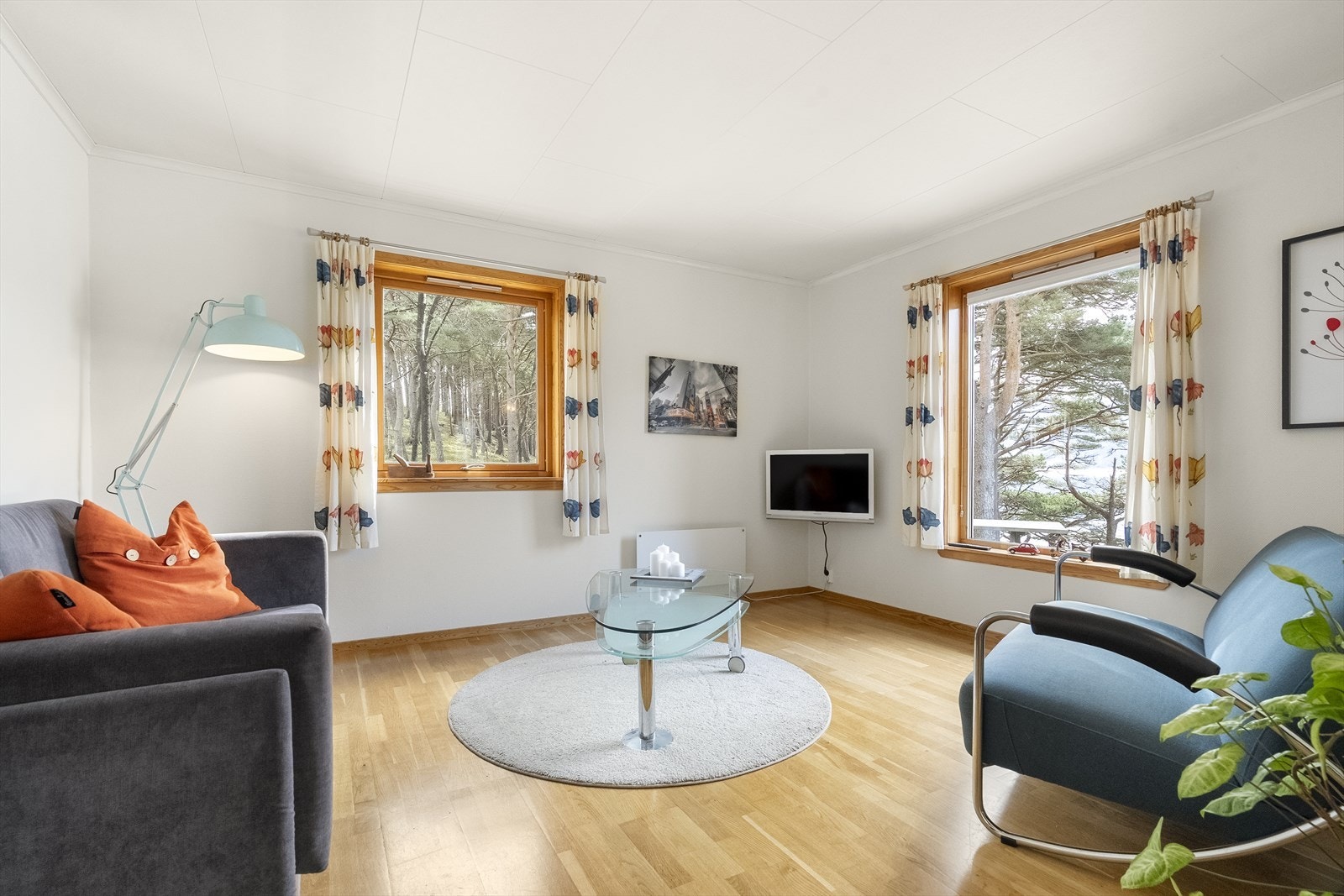 Vindauga rammar inn den vakre utsikta mot sjøen og naturen. Galleribilde